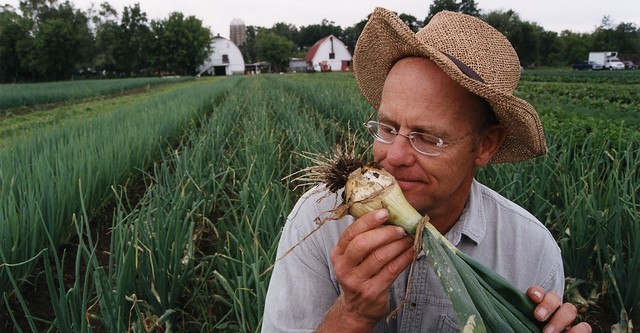 Farmer John - Mit Mistgabel und Federboa