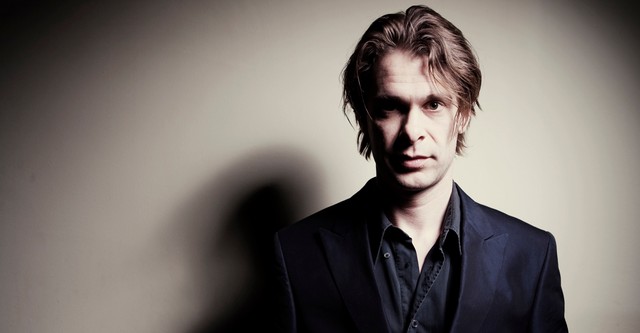 Hans Teeuwen: Hard en zielig