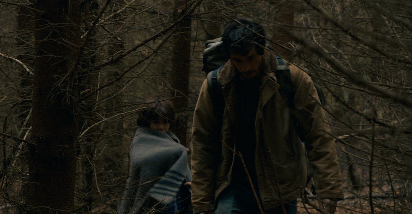 Два мужчины разговаривают в лесу без лиц фильм