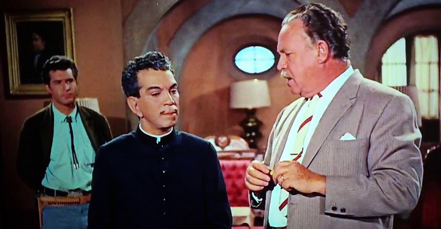 Cantinflas, protagonizando el filme El Padrecito, película rodada en San Miguel de Allende
