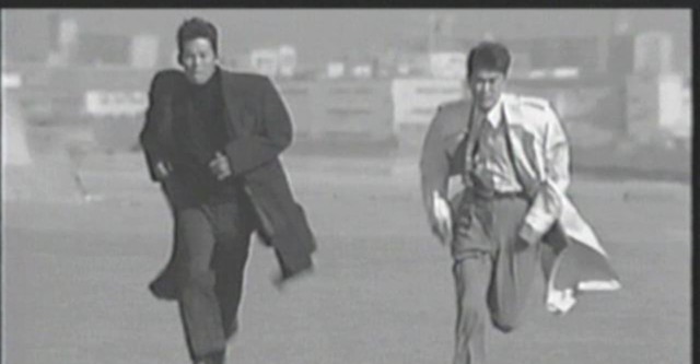 振り返れば奴がいる