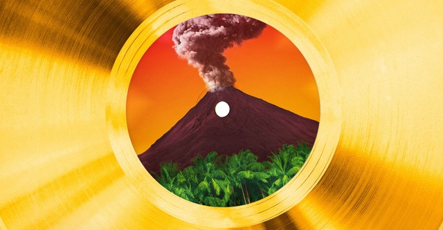 在火山下