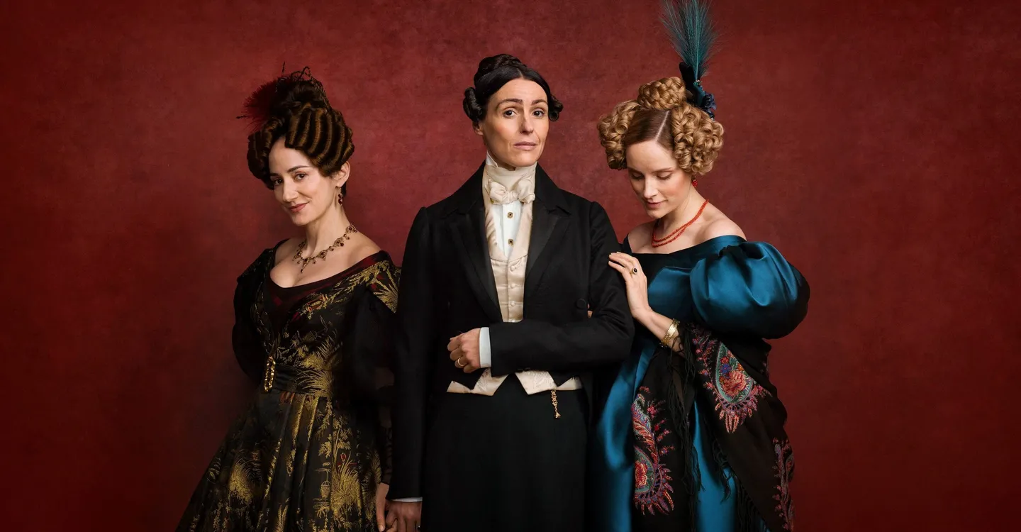 Por qué las historias de amor queer funcionan tan bien en los dramas de época (y qué hace bien Los Bridgerton)