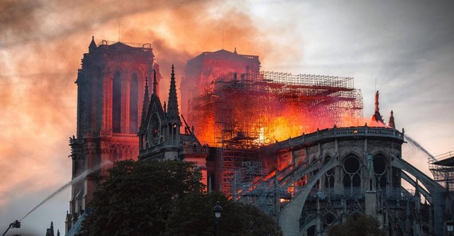 Arde Notre Dame