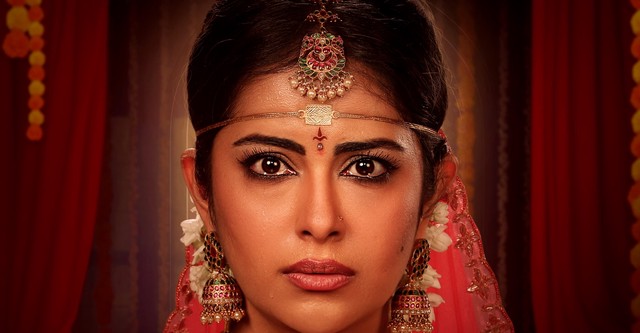 Vadhuvu Season watch full episodes streaming online - Main Image