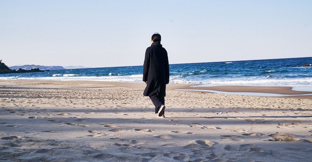 Seule sur la plage la nuit