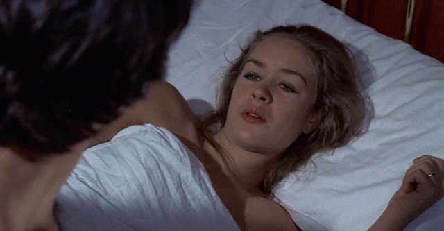 Un abito da sposa macchiato di sangue