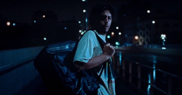 En la noche caminamos solos