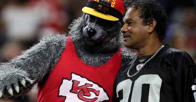 Chiefsaholic: A Wolf in Chiefs Clothing