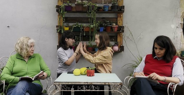 Eloísa y las niñas toman un helado