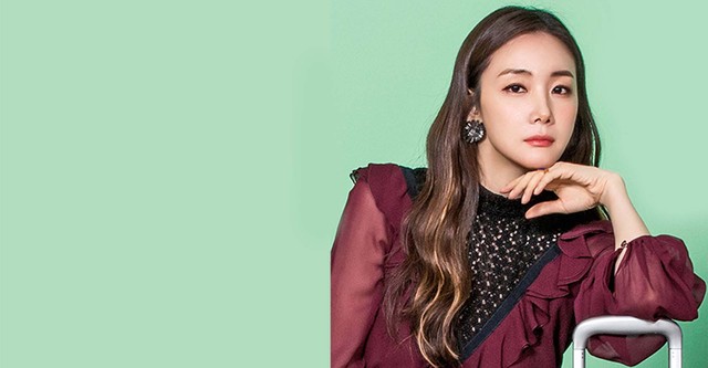 캐리어를 끄는 여자