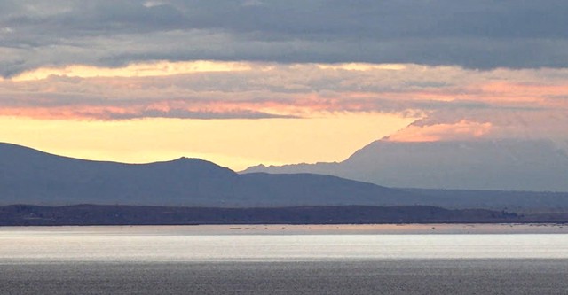 A través de la tierra