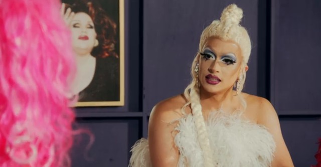 Huippu- drag queen haussa: Kulisseissa kuhisee