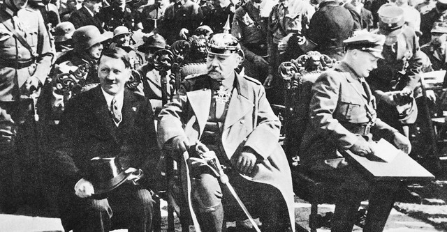 Hitler: A bukáshoz vezető hibák