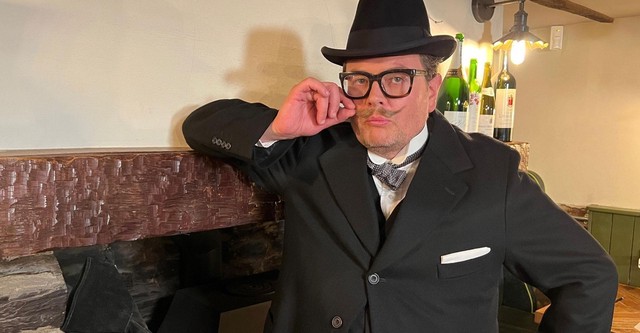 Alan Carr's Adventures with Agatha Christie Season streaming