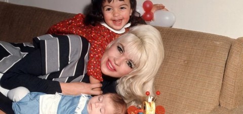 Cómo ver las diez mejores películas de 2025 según John Waters