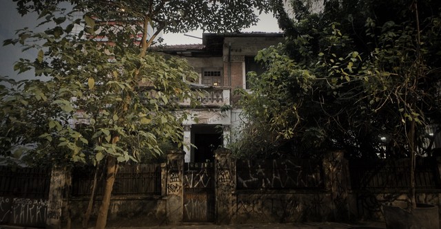 Abandoned: The Woman in the Decaying House