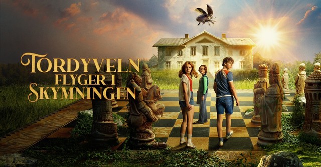 Tordyveln flyger i skymningen