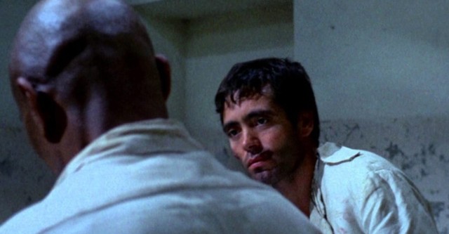 Seduto alla sua destra