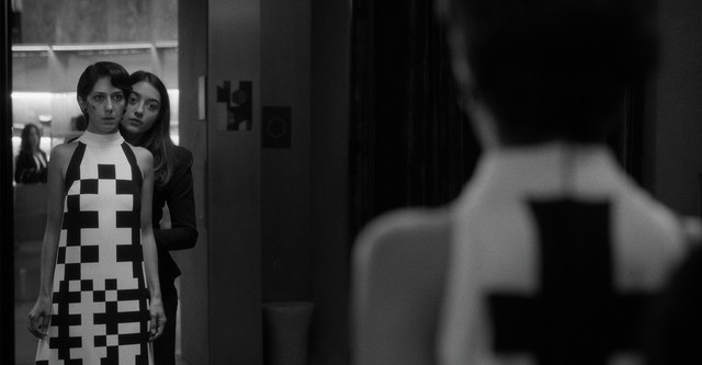 Dos personas intercambiando saliva