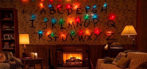Noël avec Stranger Things ou Mercredi  ? On a classé les feux de cheminée Netflix !