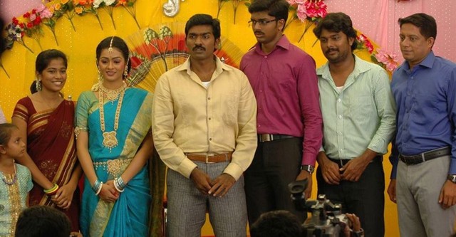 Naduvula Konjam Pakkatha Kaanom