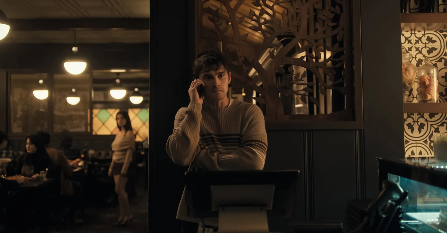 'Obsession': la escena telefónica, explicada. ¿Dónde está realmente Nikki?
