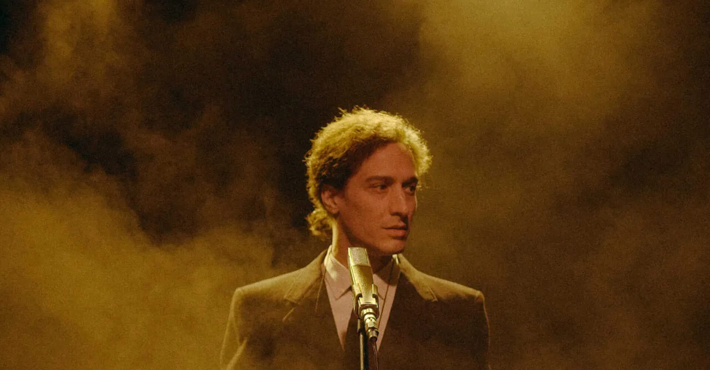 I migliori biopic musicali italiani per prepararsi a Sanremo 2026