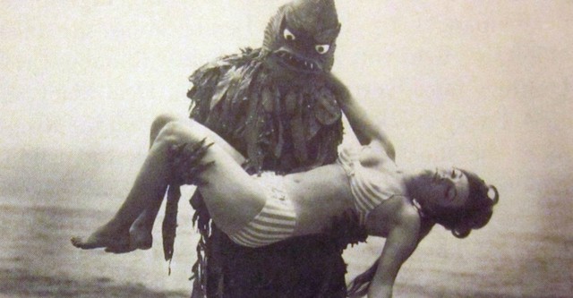 Les bikinis et le monstre