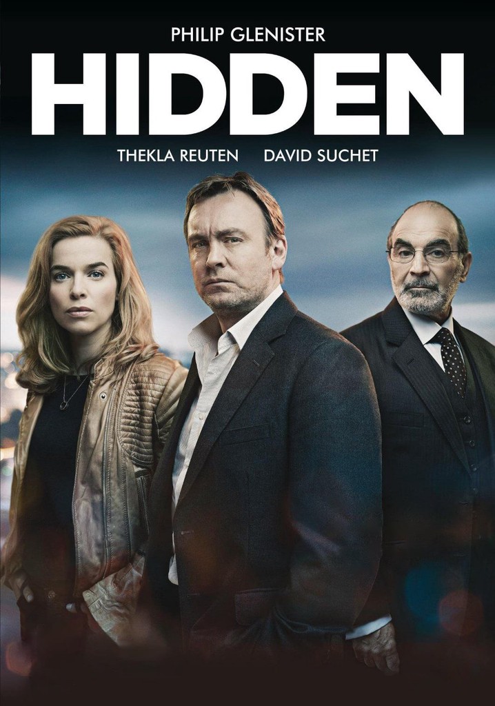 Netflix の『ブラザーズ・サン』のワンシーンで、キッチンで二人の息子とその母親が何かを見つめています。