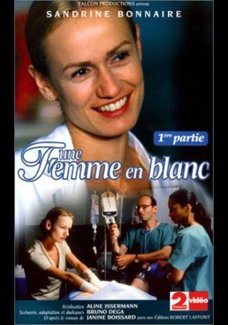 Une femme en blanc