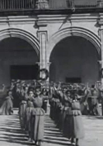 Défilé de jeunes filles au lycée