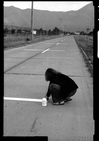 Una milla de cruces sobre el pavimento
