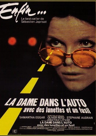 La Dame dans l'auto avec des lunettes et un fusil