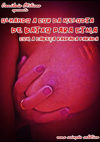 Olhando a Cor da Melodia de Baixo para Cima com a Cabeça Raspada Parada