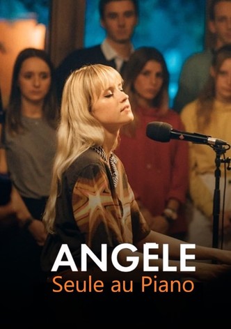 Angèle, seule au piano