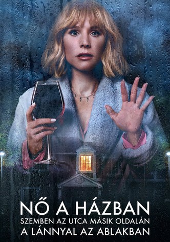 Nő a házban szemben az utca másik oldalán a lánnyal az ablakban