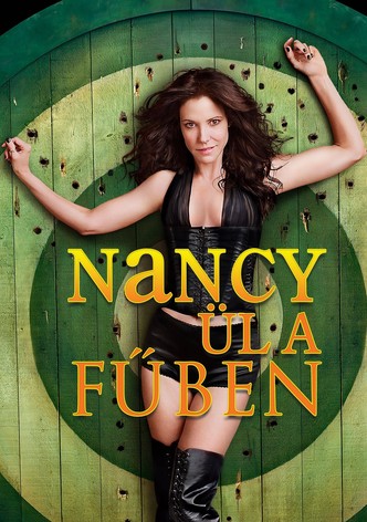 Nancy ül a fűben