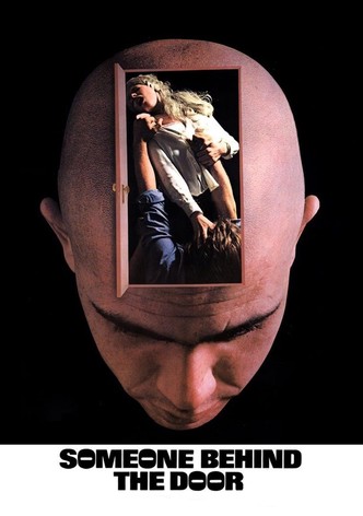 扉の影に誰かいる