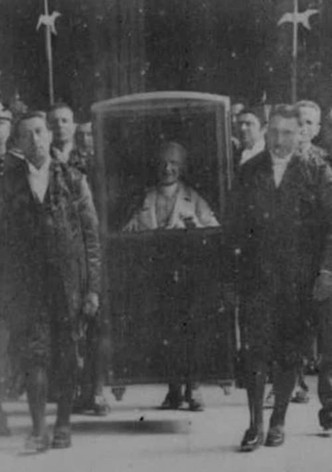 Pope Leo XIII Carried through the Vatican Loggia on His Way to the Sistine Chapel