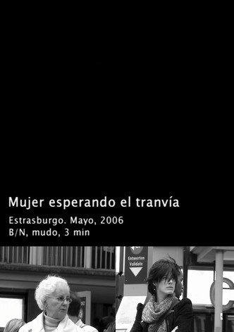 Mujer esperando al tranvía
