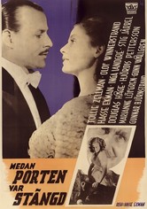 Amíg az ajtó zárva volt