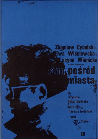 Sam pośród miasta