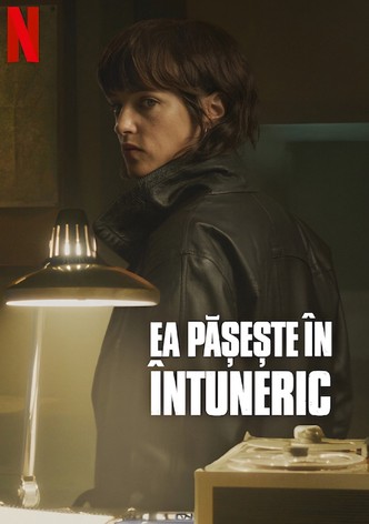 Ea pășește în întuneric