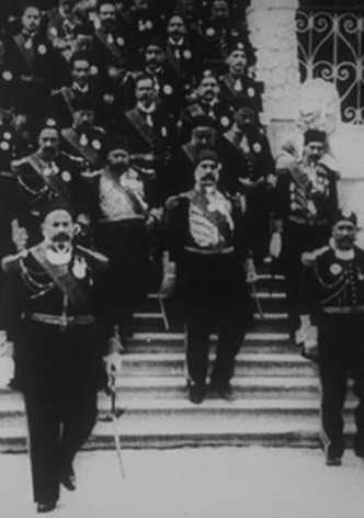 Le Bey de Tunis et les personnages de sa suite descendant l'escalier du Bardo