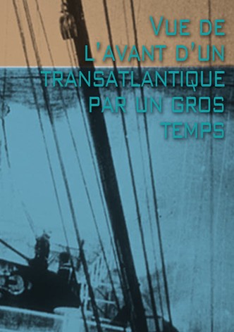 Vue de l'avant d'un transatlantique par un gros temps