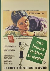 Une femme en blanc se révolte